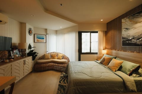 Communal lounge/ TV room, Bed, TV and multimedia, Seating area, Bedroom