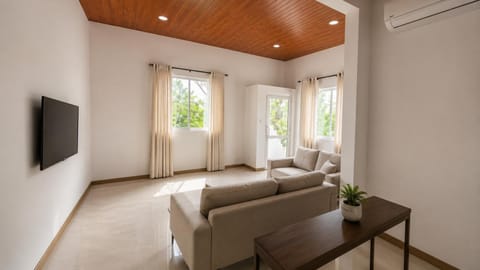 Communal lounge/ TV room, TV and multimedia, Living room, Seating area, Evening entertainment
