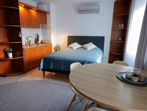 Bed, Kitchen or kitchenette, Living room, Photo of the whole room, Seating area, Dining area, Bedroom, air conditioner