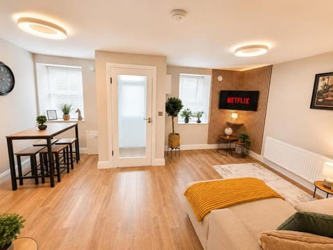 TV and multimedia, Living room, Photo of the whole room, Seating area, Dining area
