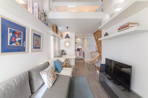 TV and multimedia, Kitchen or kitchenette, Living room, Seating area, Dining area, air conditioner
