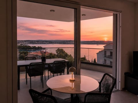 View (from property/room), Balcony/Terrace, Balcony/Terrace, Seating area, Dining area, Sea view, Sunset