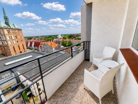 Property building, Day, View (from property/room), Balcony/Terrace, City view