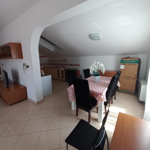 Kitchen or kitchenette, Seating area, Dining area