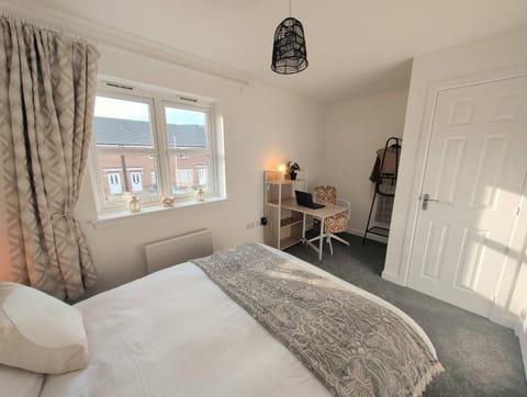 Bed, Seating area, Bedroom
