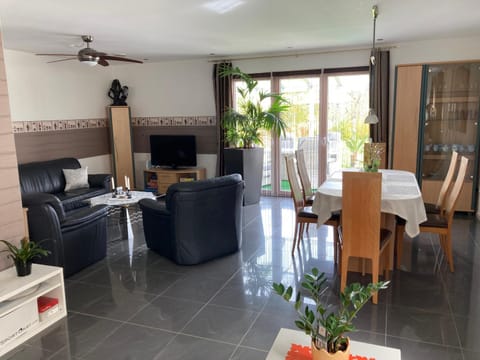 TV and multimedia, Living room, Seating area, Dining area, Evening entertainment