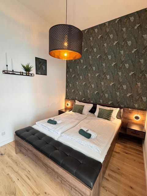 Bed, Bedroom, towels