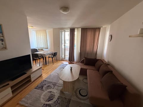 TV and multimedia, Living room, Seating area, Evening entertainment