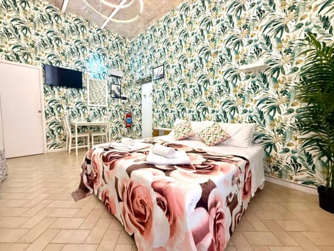 Bed, TV and multimedia, Bedroom, towels