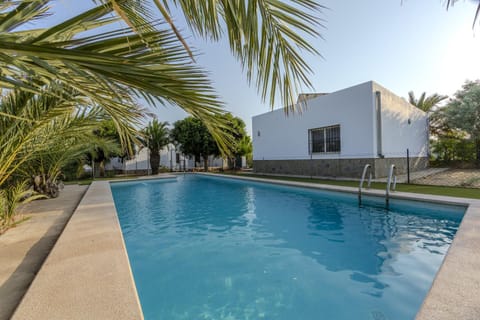 Property building, Day, Pool view, Swimming pool, Swimming pool