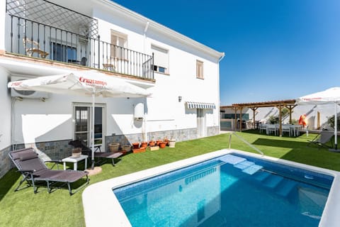 Property building, Patio, Day, View (from property/room), Balcony/Terrace, Pool view, Swimming pool, Swimming pool, sunbed