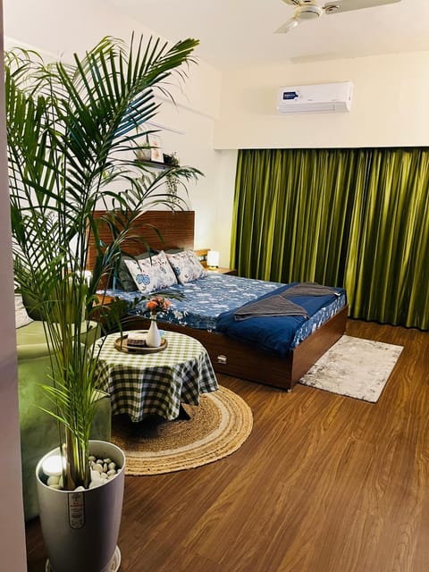 Photo of the whole room, Bedroom