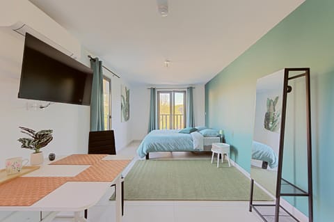 Bed, TV and multimedia, Photo of the whole room, Bedroom