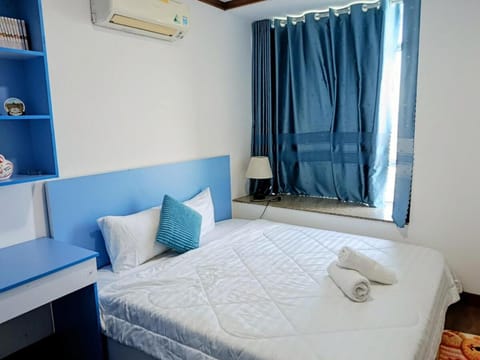 Bedroom, towels, air conditioner