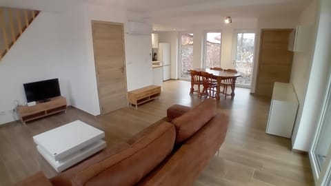 TV and multimedia, Living room, Dining area