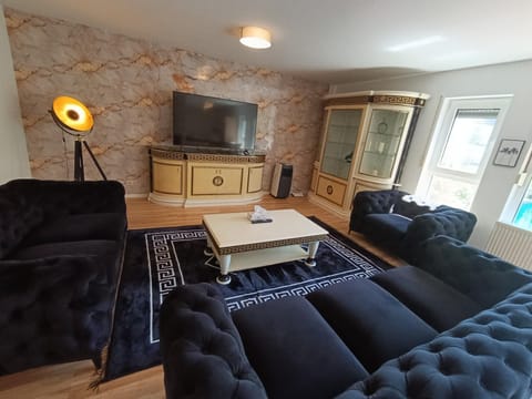Communal lounge/ TV room, TV and multimedia, Living room, Seating area