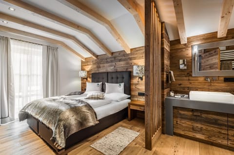 Shower, Toilet, Bed, TV and multimedia, Balcony/Terrace, Photo of the whole room, Bedroom, Garden view, Mountain view
