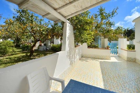 Property building, Patio, Spring, Day, Balcony/Terrace, Food and drinks, On site, Pets, Garden view, Entertainment