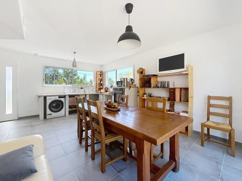TV and multimedia, Kitchen or kitchenette, Living room, Seating area, Dining area, oven, washing machine, air conditioner