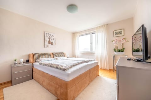 Bed, TV and multimedia, Bedroom
