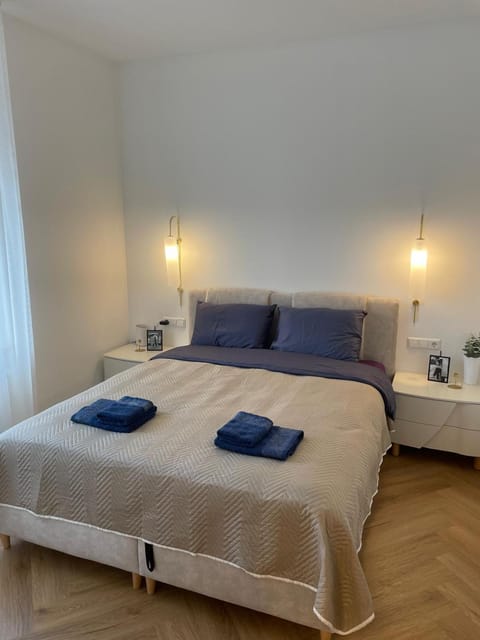 Bed, Photo of the whole room, Bedroom, towels