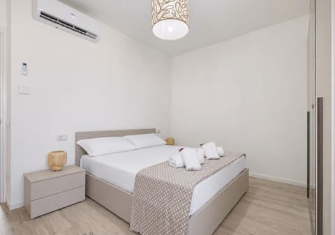 Bedroom, towels, air conditioner