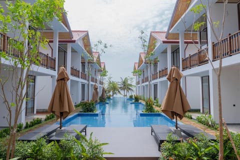 Property building, Spring, Day, Pool view, Swimming pool, sunbed