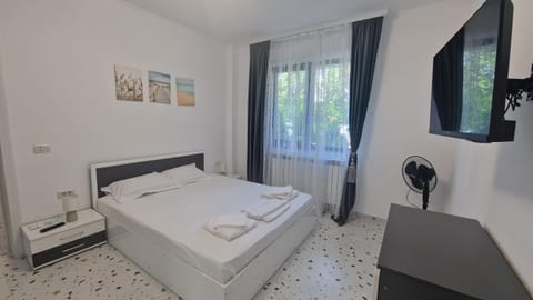 Bed, TV and multimedia, Photo of the whole room, Bedroom, towels