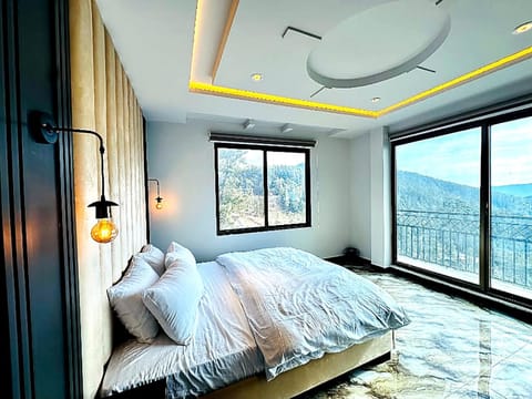 Bedroom, Mountain view