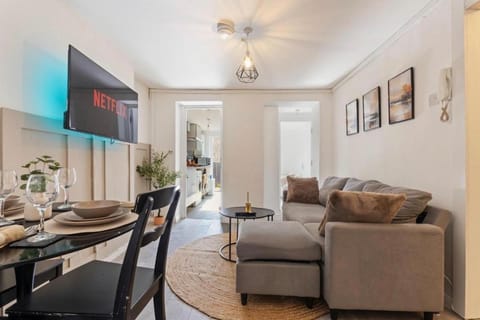 TV and multimedia, Living room, Seating area, Dining area, Family, Family
