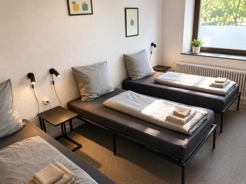 Bed, Bedroom, internet, towels