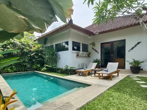 Pool view, Swimming pool, sunbed