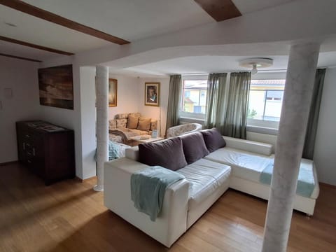 TV and multimedia, Photo of the whole room, Seating area