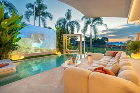 Property building, Hot Tub, TV and multimedia, Seating area, Swimming pool, Sunset, fireplace