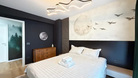 Bed, Photo of the whole room, Bedroom, towels
