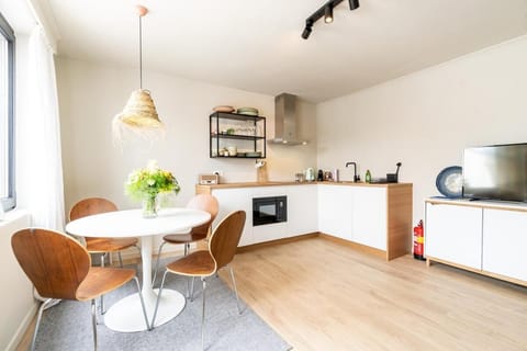 Coffee/tea facilities, Kitchen or kitchenette, Dining area, oven, stove, toaster