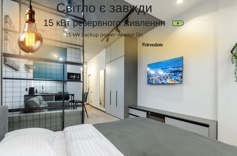 Bed, TV and multimedia, Seating area