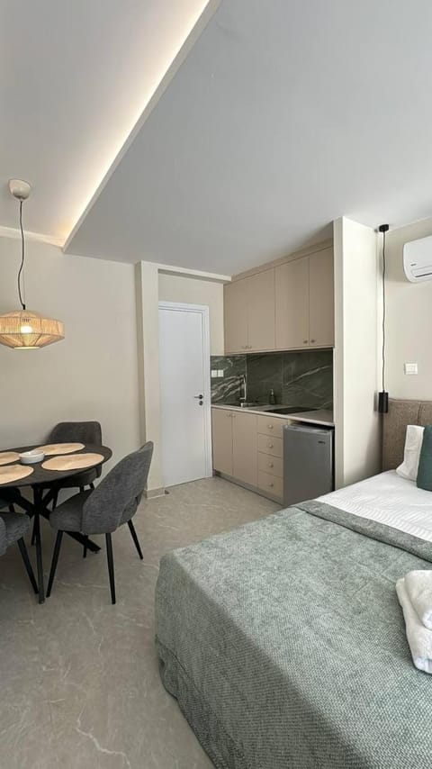 Bed, Kitchen or kitchenette, Dining area