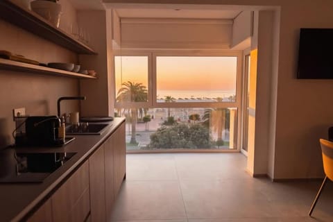 Coffee/tea facilities, Kitchen or kitchenette, Dining area, Sea view