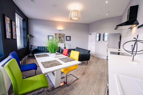 Communal lounge/ TV room, TV and multimedia, Kitchen or kitchenette, Living room, Seating area, Dining area, Evening entertainment