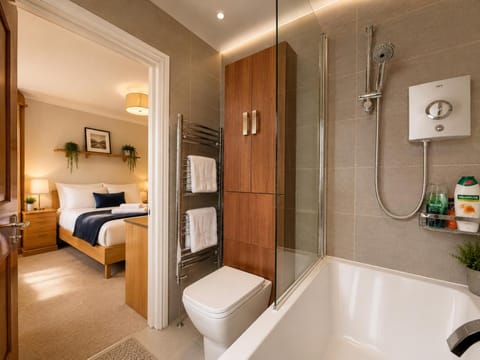 Shower, Bed, Hot Tub, Bathroom, Bedroom, Bath, towels