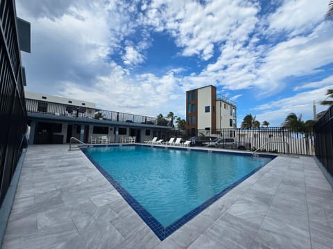 Property building, Balcony/Terrace, Pool view, Swimming pool, Swimming pool