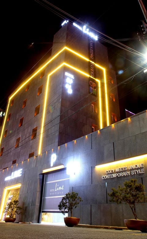 Facade/entrance, Night, Bird's eye view