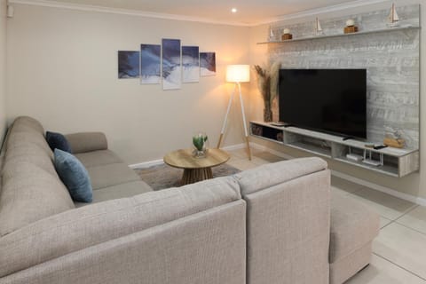 Communal lounge/ TV room, TV and multimedia, Living room, Seating area, Evening entertainment