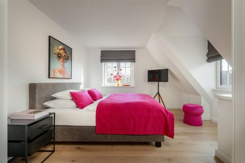 Bed, TV and multimedia, Photo of the whole room, Bedroom
