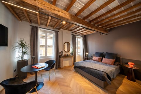 Bed, TV and multimedia, Photo of the whole room, Seating area, Bedroom, City view, minibar, safe, air conditioner
