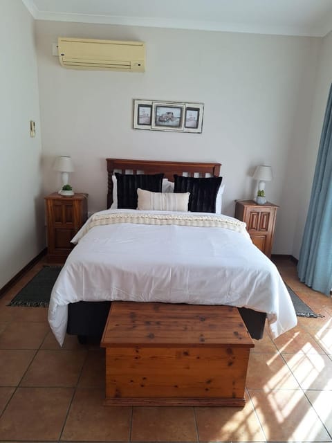 Bedroom, air conditioner