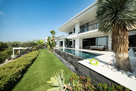 Property building, Day, Garden, Pool view, Swimming pool