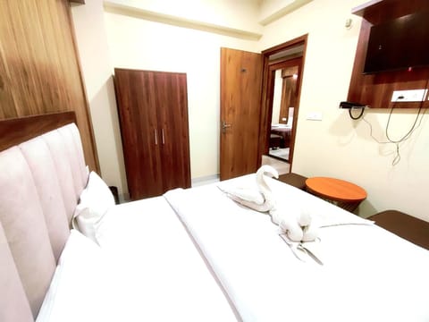Bed, TV and multimedia, Photo of the whole room, Bedroom