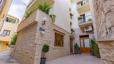 Property building, Day, Neighbourhood, Street view